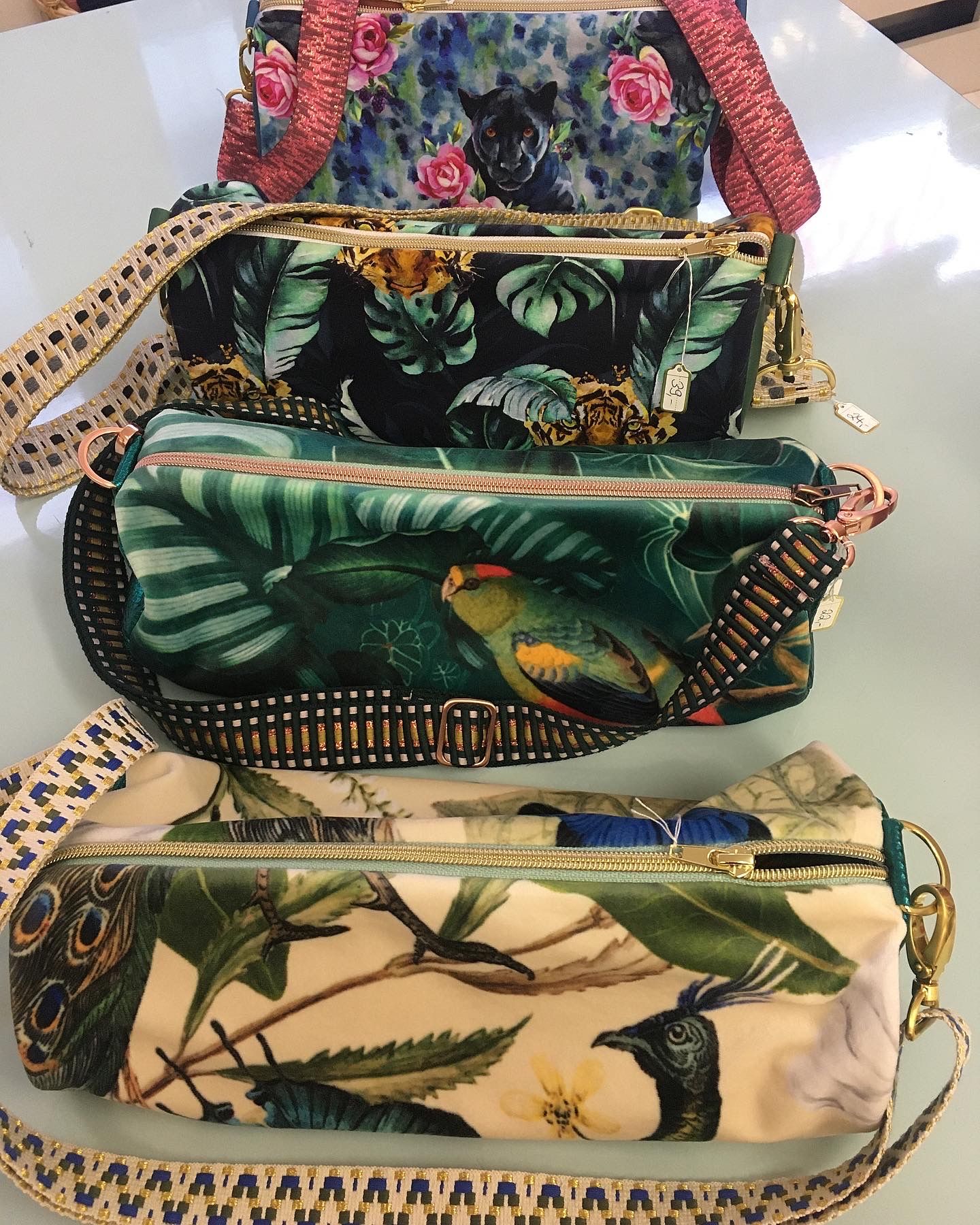Individuell gestaltete Bauchtaschen in der Nähschule in München-Schwabing.