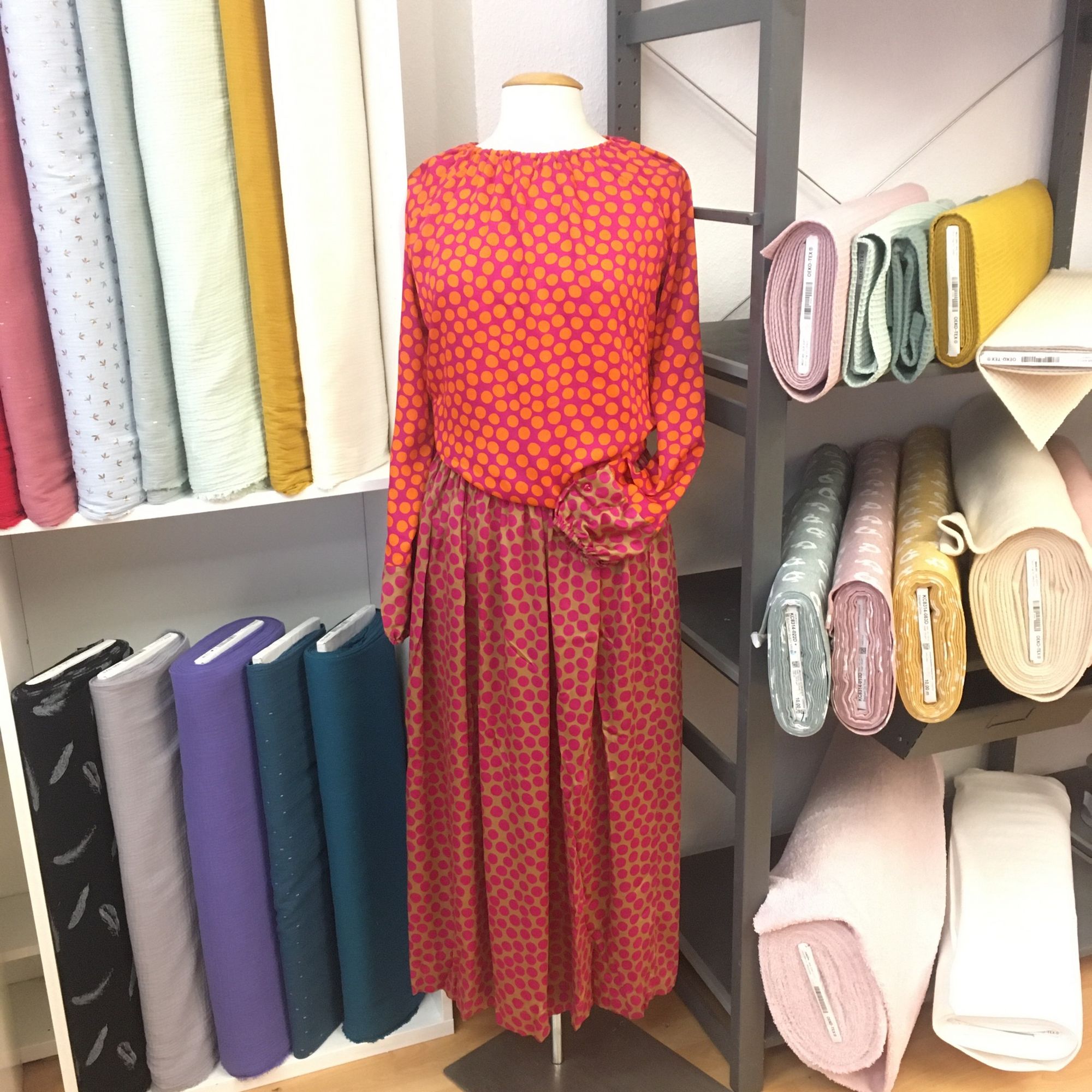 Selbstgenähte Blusen in der Nähschule in München.
