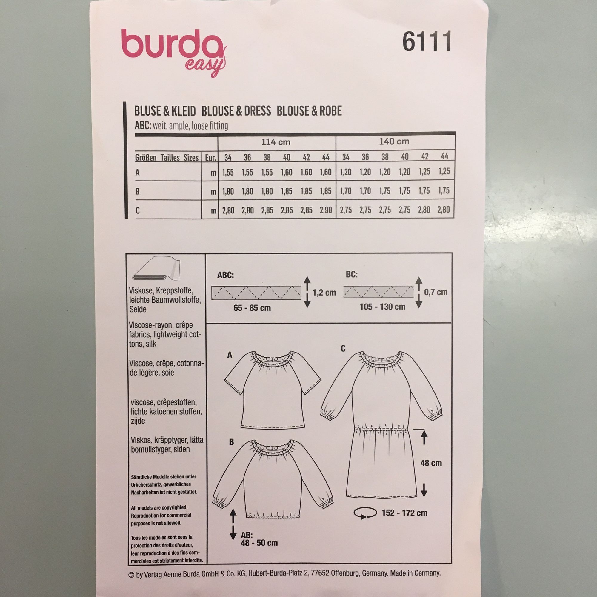 Selbstgenähte Bluse mit Rundhals und langen Ärmel.