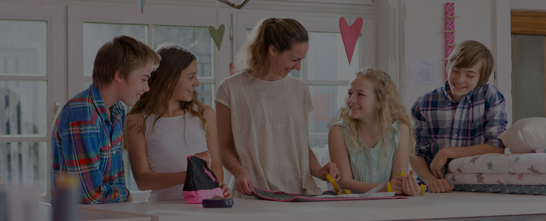 Die erfahrene Nähkursleiterin unterstützt die Kinder beim Nähen.