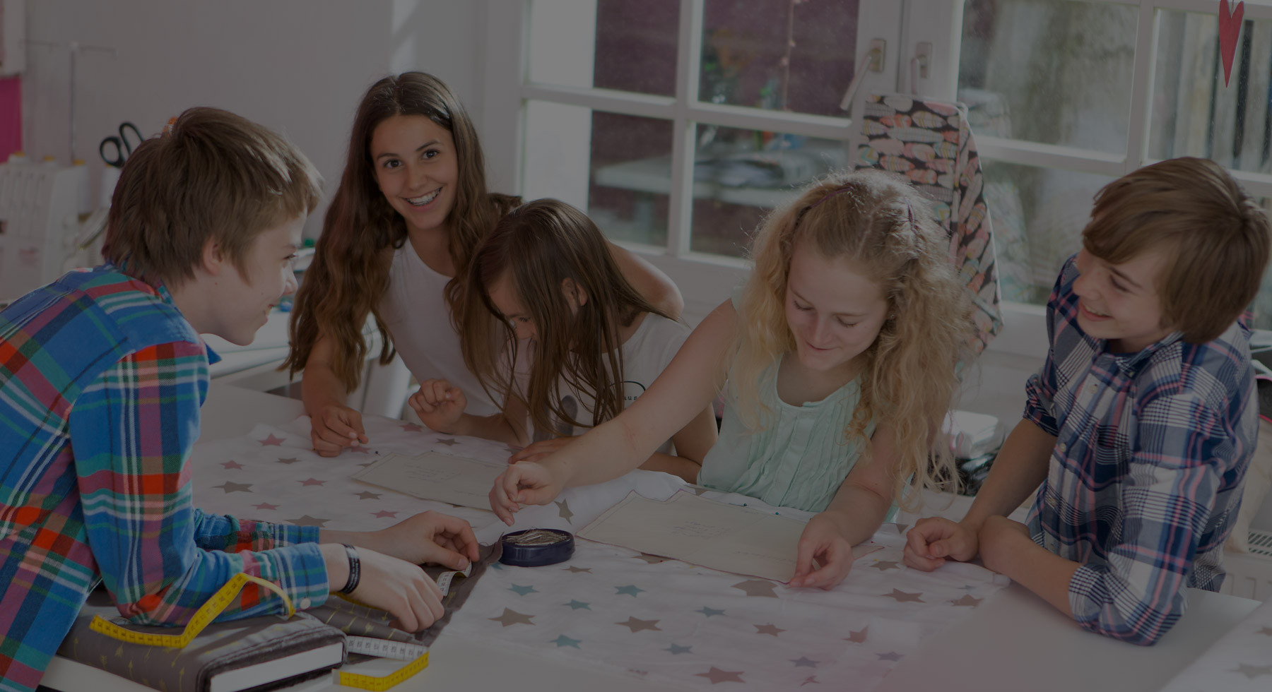 Begeisterte Kursteilnehmer in der Nähschule in München.