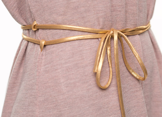 Selbstgenähtes Kleid mit Bändchen um Taille.