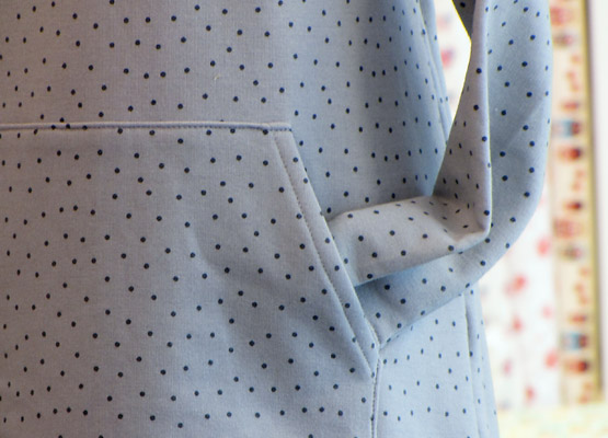 Selbstgenähtes Mädchen-Jerseykleid.