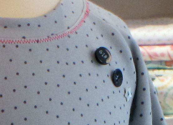 Nähe einen Mädchen-Jersey Kleid in der Nähschule in München-Schwabing.