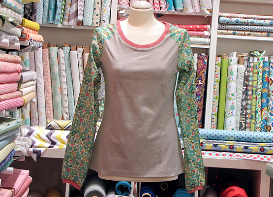 Feine Shirts oder Pullis aus Strickstoffen oder Jersey kann man nie genug haben.