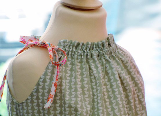 Selbstgenährter schicker Sommerkleid.